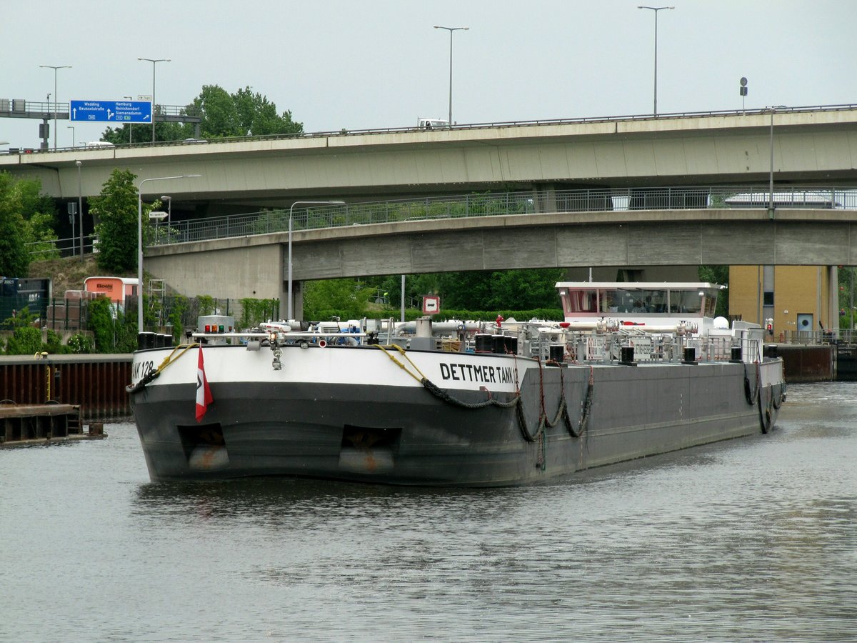 TMS Dettmer Tank 128 (02337434 , 85 x 9,60m) am 20.05.2019 nach dem Verlassen der Schleuse Berlin-Charlottenburg im Westhafenkanal / Spree auf Talfahrt.