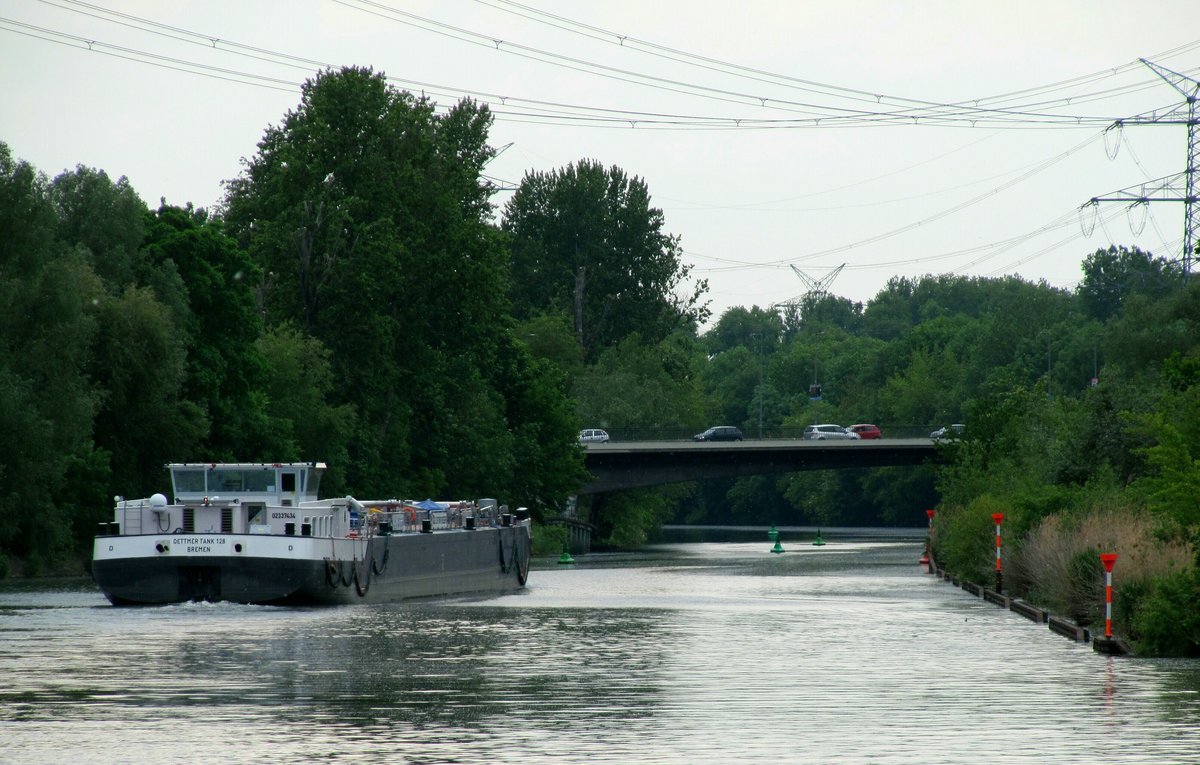 TMS Dettmer Tank 128 (02337434 , 85 x 9,60m) am 20.05.2019 auf der Spree in Berlin-Charlottenburg auf Talfahrt.