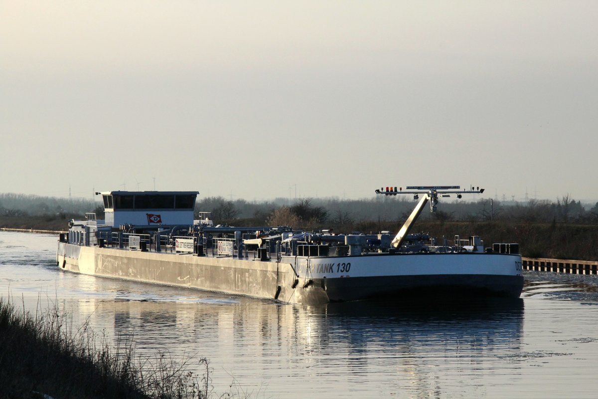 TMS  DETTMER TANK 130 (02337983 , 86 x 9,60m) am 22.02.2021 im  MITTELLANDKANAL  Höhe Barleber See I auf Bergfahrt zum Hafen Magdeburg.