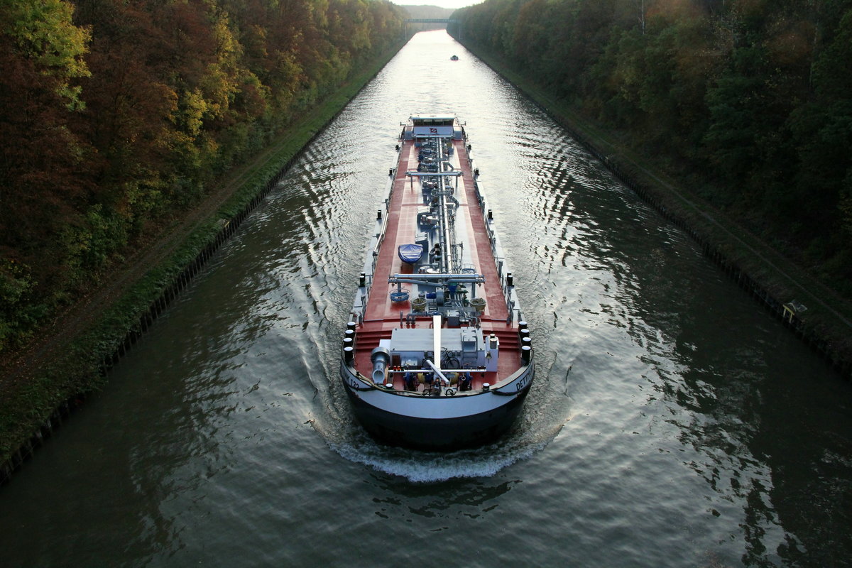 TMS Dettmer Tank 132 (02338105 , 86 x 9,60m) am 23.10.2019 im Mittellandkanal bei Abbesbüttel auf Bergfahrt.