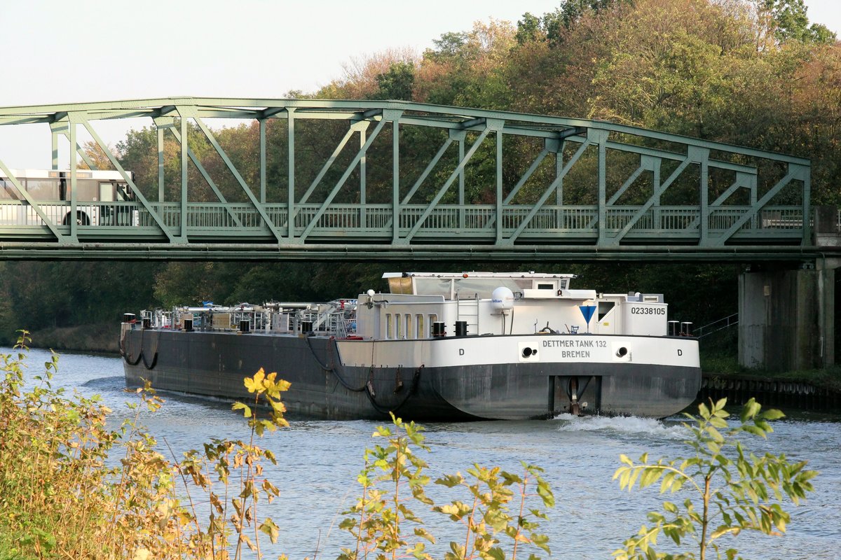 TMS Dettmer Tank 132 (02338105 , 86 x 9,60m) am 23.10.2019 im Mittellandkanal Höhe Marina Bortfeld beim Unterqueren der L475 zu Berg.