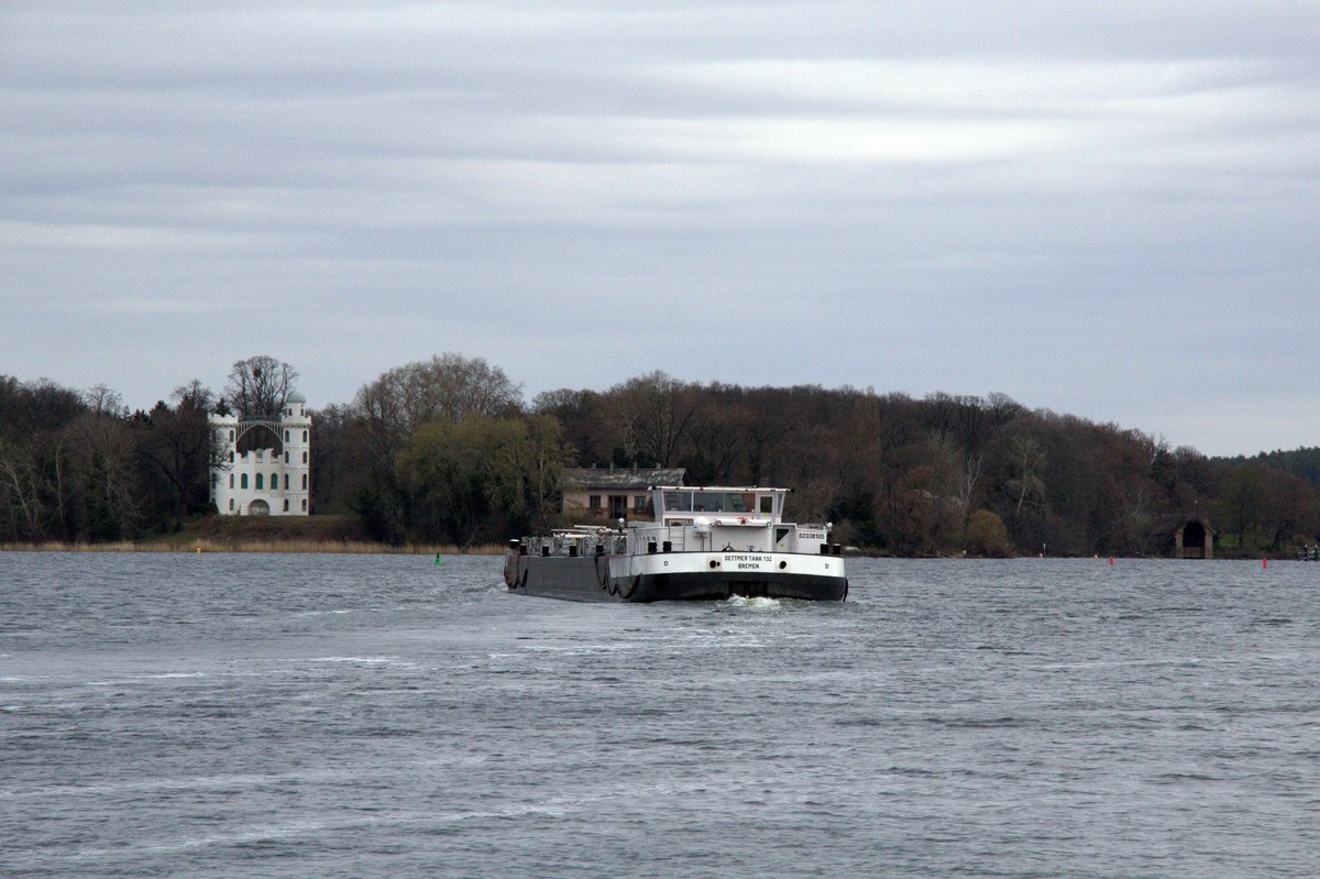 TMS Dettmer Tank 132 (02338105 , 86 x 9,60m) am 30.03.2020 auf der Havel zw. Moorlake und der Pfaueninsel (Berlin) zu Berg.