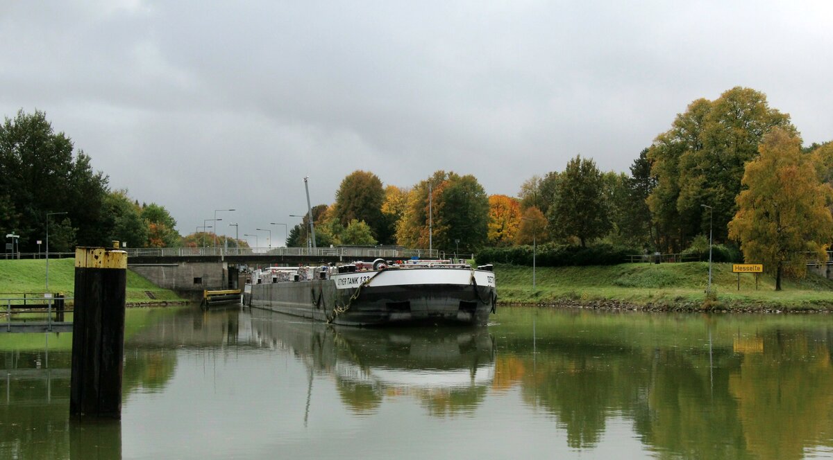 TMS  DETTMER TANK 132  (ENI 02338105 , 86 x 9,60 m) am 14.10.2025 beim Verlassen der  SCHLEUSE  HESSELTE  /  Dortmund-EMS-Kanal zu Tal.