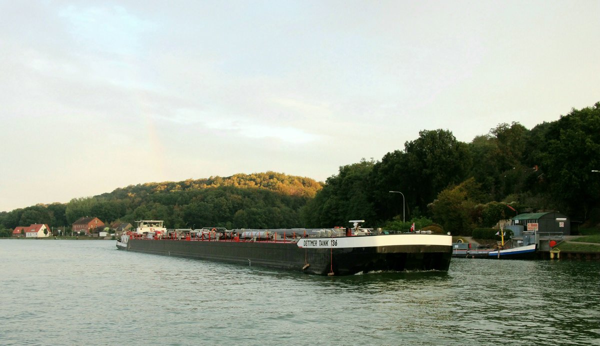 TMS DETTMER TANK 136 (04009090 , 100 x 9,50m) am 29.09.2020 im Nassen Dreieck. Das TMS kam aus dem MITTELLANDKANAL zu Tal und bog nach Backbord in den DORTMUND-EMS-KANAL zu Berg ein.