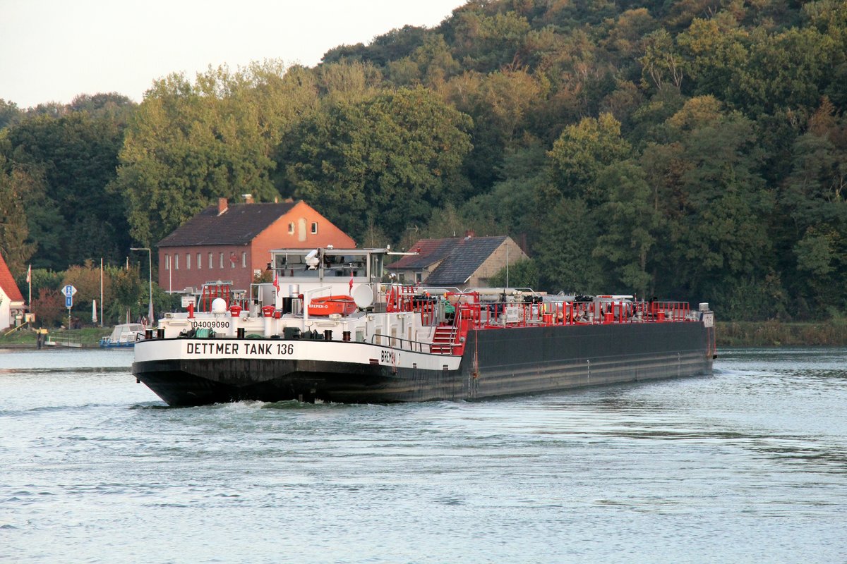 TMS  DETTMER TANK 136  (04009090 , 100 x 9,5m) am 02.10.2020 , vom  DORTMUND-EMS-KANAL zu Tal kommend , fuhr im Nassen Dreieck nach Steuerbord in den  MITTELLANDKANAL ein.  