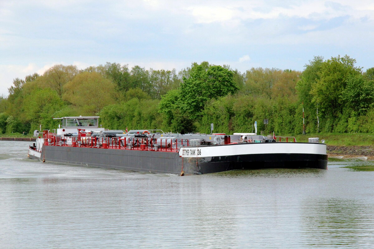 TMS  DETTMER TANK 136 (04009090 , 100 x 9,50m)  am 19.05.2021 im  ELBE-SEITENKANAL  Höhe Liegestelle Bad Bodenteich zu Berg.