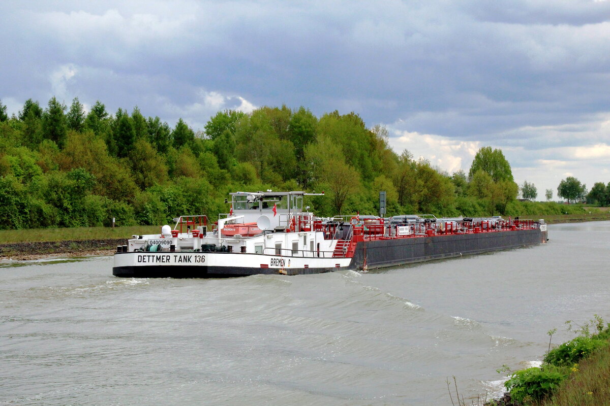 TMS  DETTMER TANK 136 (04009090 , 100 x 9,50m) befuhr am 19.05.2021 den  ELBE-SEITENKANAL  zwischen Bad Bodenteich und Lüder zu Berg.