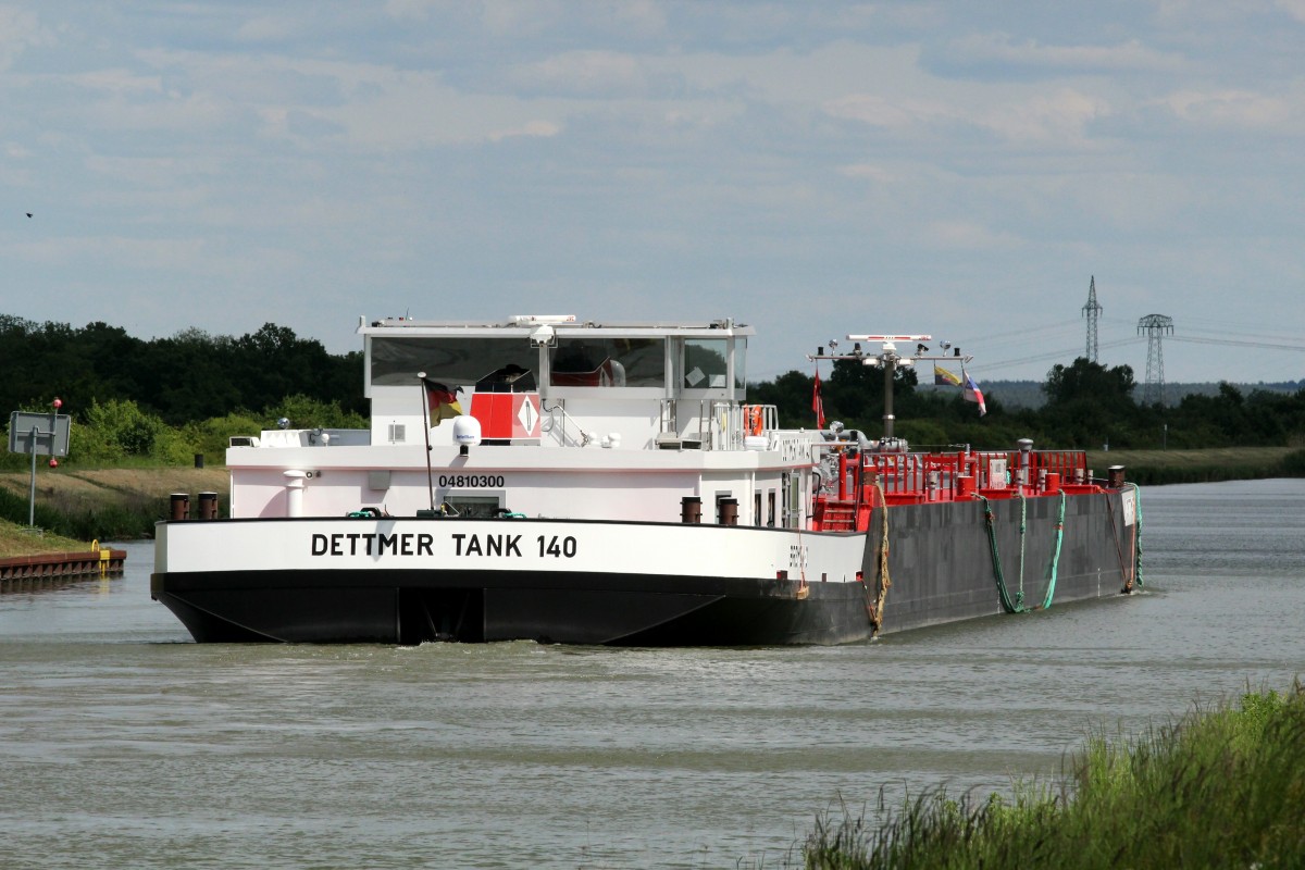 TMS Dettmer Tank 140 (04810300 , 86 x 11,45) am 16.05.2014 im Mittellandkanal bei Wolmirstedt / Rothensee mit Fahrtrichtung Schleuse Rothensee.