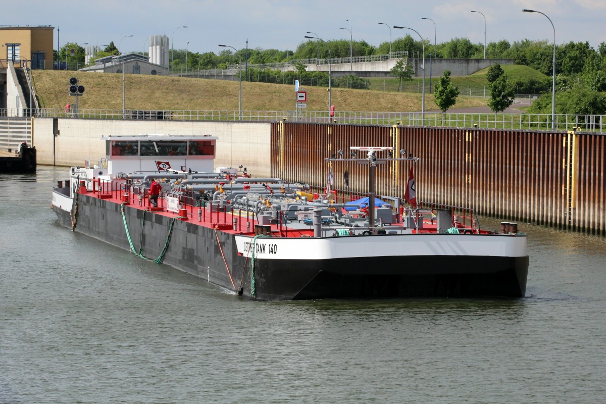 TMS Dettmer Tank 140 (04810300 , 86 x 11,45) hat am 16.05.2014 nach der Talschleusung die Schleuse Rothensee verlassen und fährt in den Rothenseer Verbindungskanal ein.