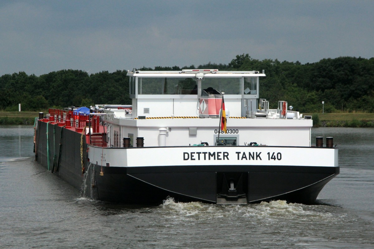 TMS Dettmer Tank 140 (04810300 , 86 x 11,45) fährt am 30.06.2014 im Rothenseer Verbindungskanal nach Backbord in den Mittellandkanal Richtung WOB / Elbe-Seitenkanal Richtung HH ein.