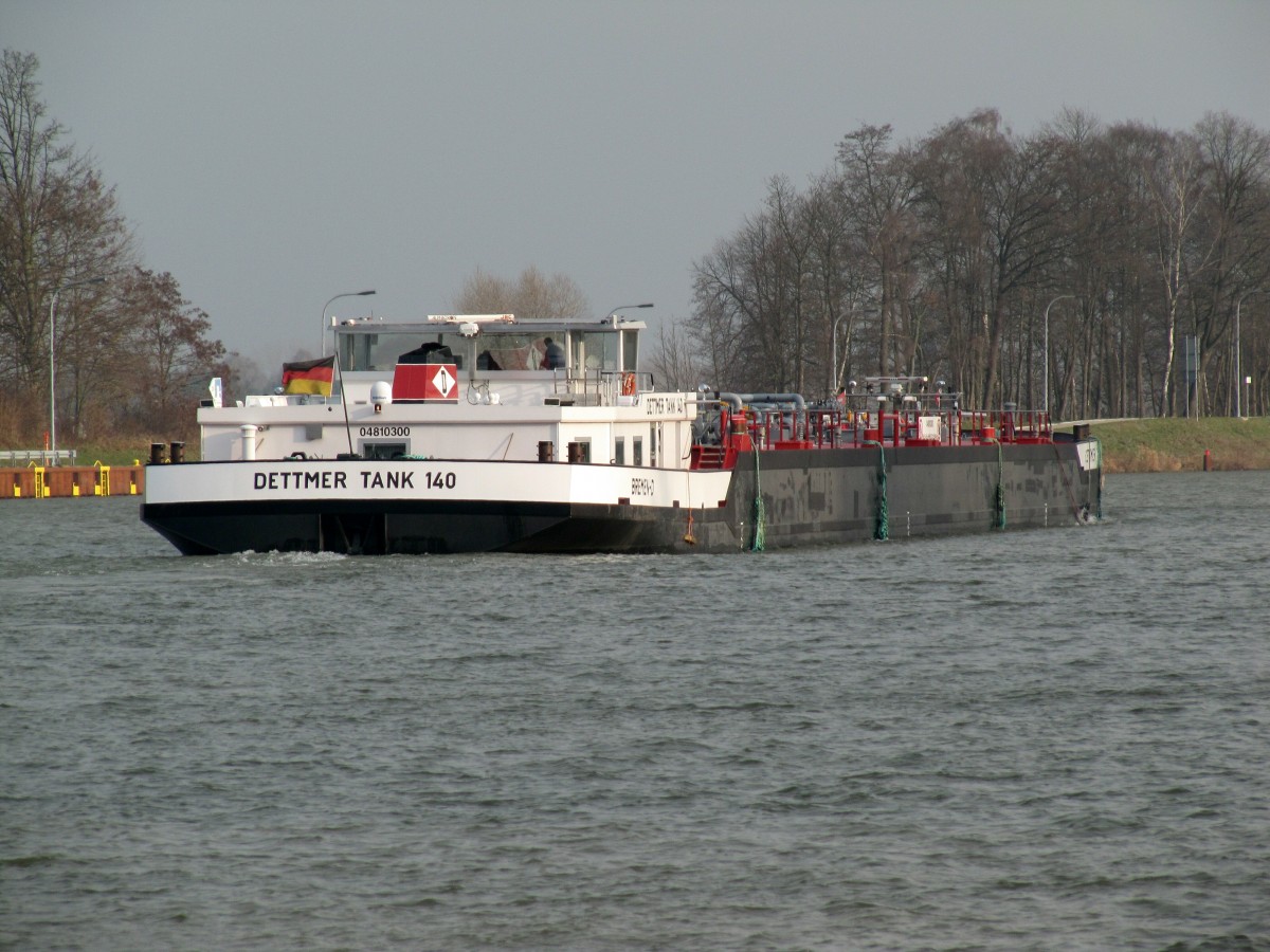 TMS Dettmer Tank 140 (04810300 , 86 x 11,45m) am 03.01.2016 im Mittellandkanal bei Sülfeld mit Fahrtrichtung WOB / MD.