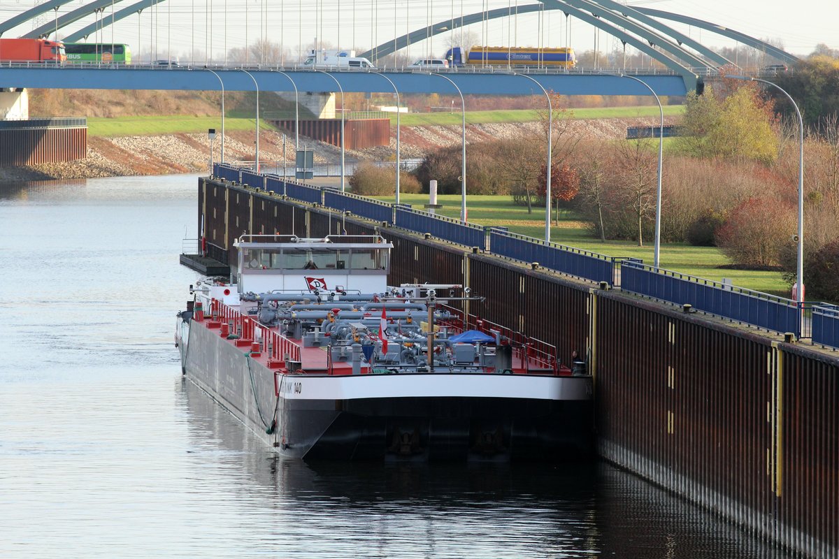 TMS Dettmer Tank 140 (04810300 , 86 x 11,45m) , das Flaggschiff der Dettmer-Flotte , am 24.11.2016 im Unteren Vorhafen / Rothenseer Verbindungskanal auf seine Bergschleusung wartend.