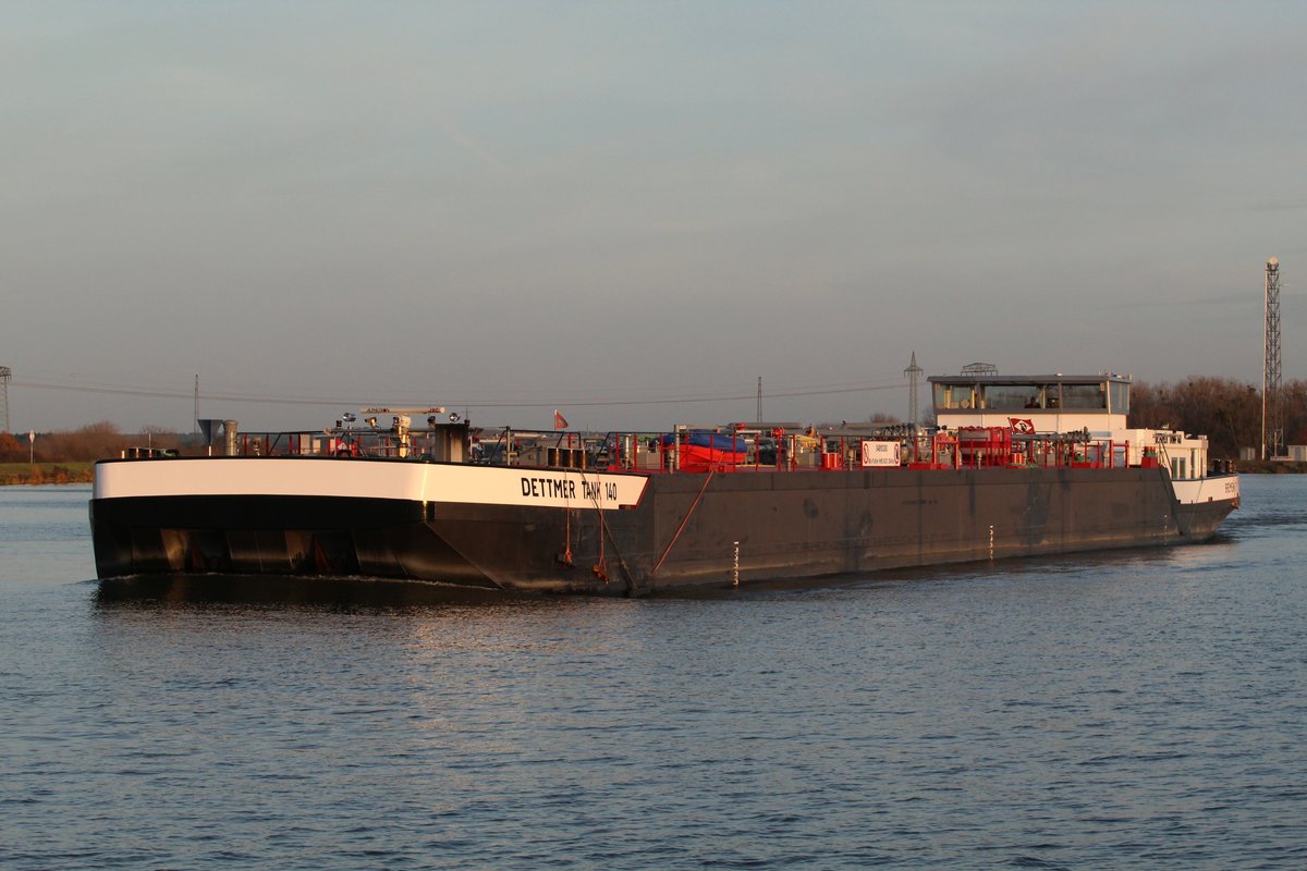 TMS Dettmer Tank 140 (04810300 , 86 x 11,45m) am 24.11.2016 aus der Schleuse Rothensee kommend und hier in den Mittellandkanal nach Backbord einfahrend.