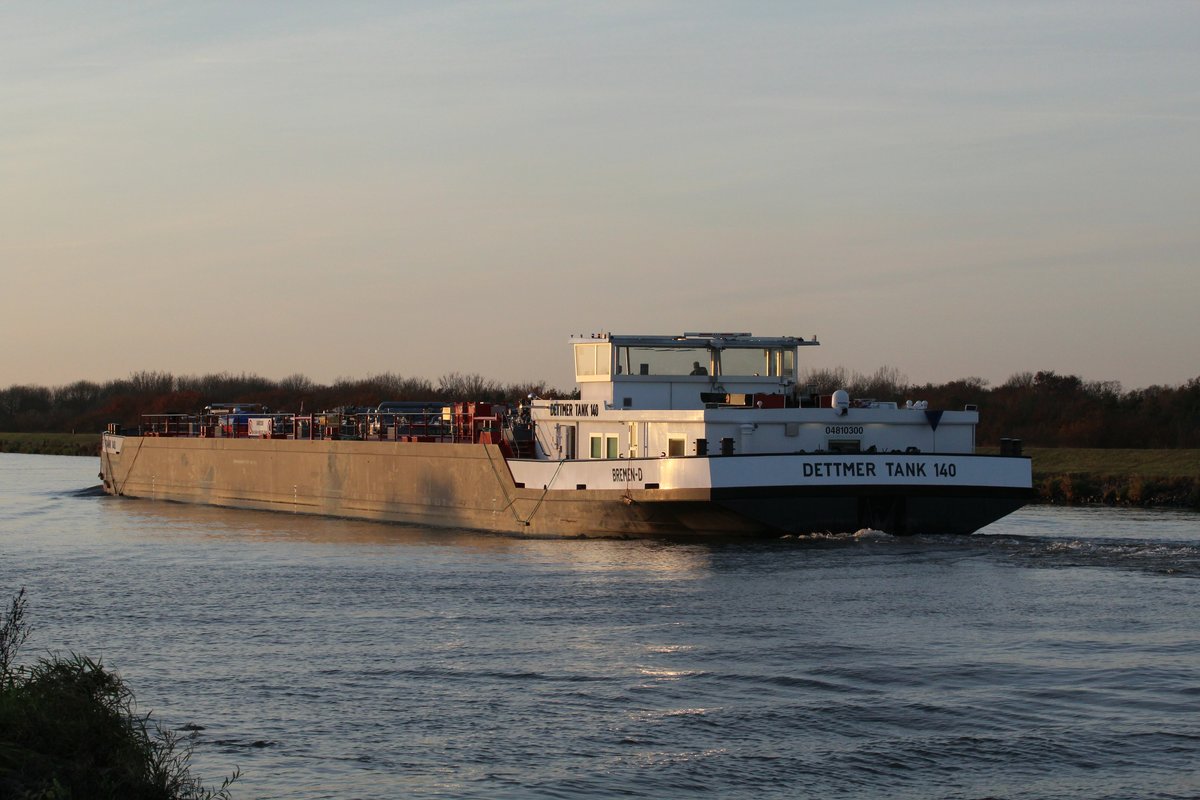 TMS Dettmer Tank 140 (04810300 , 86 x 11,45m) fuhr am 24.11.2016 auf dem Mittellandkanal am km 319 der untergehenden Sonne hinterher.