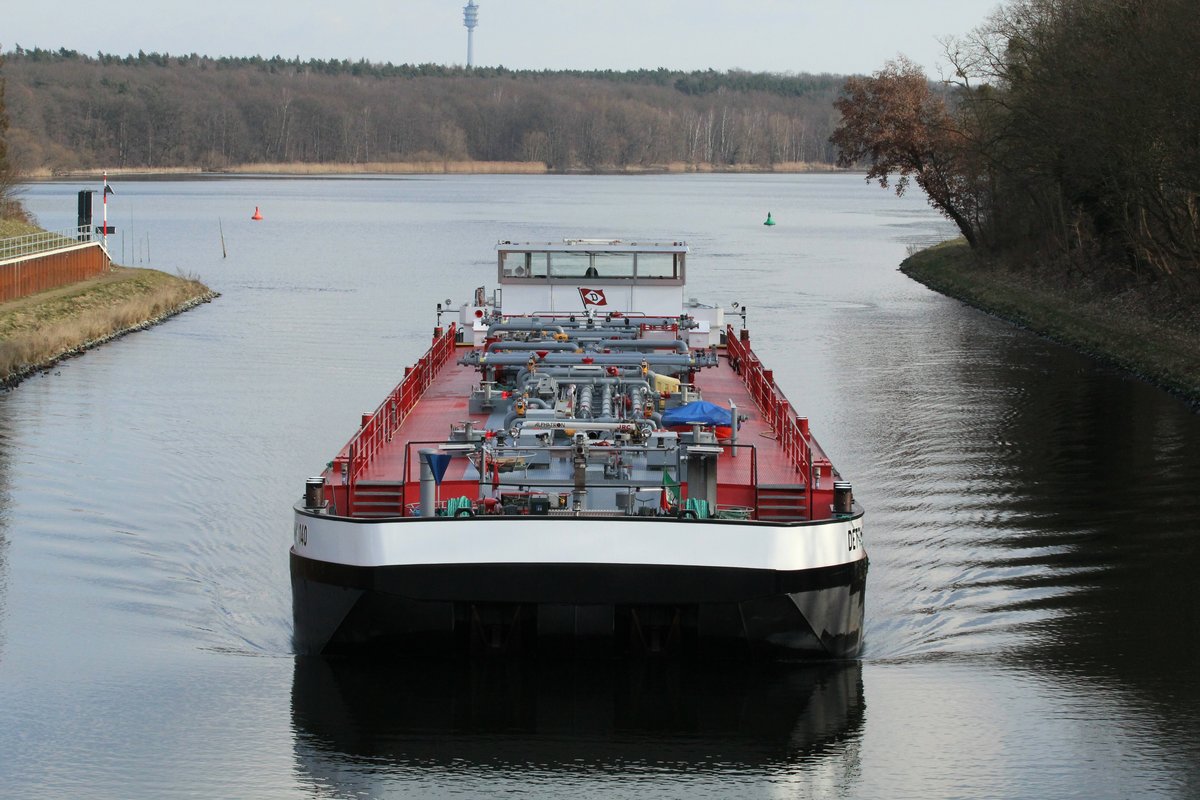 TMS Dettmer Tank 140 (04810300 , 86 x 11,45m) kam am 21.02.2018 von seinem Erstanlauf aus Berlin. Das Bild entstand im Sacrow-Paretzer-Kanal / UHW von der Nedlitzer Südbrücke. Gruß an den SF !!!