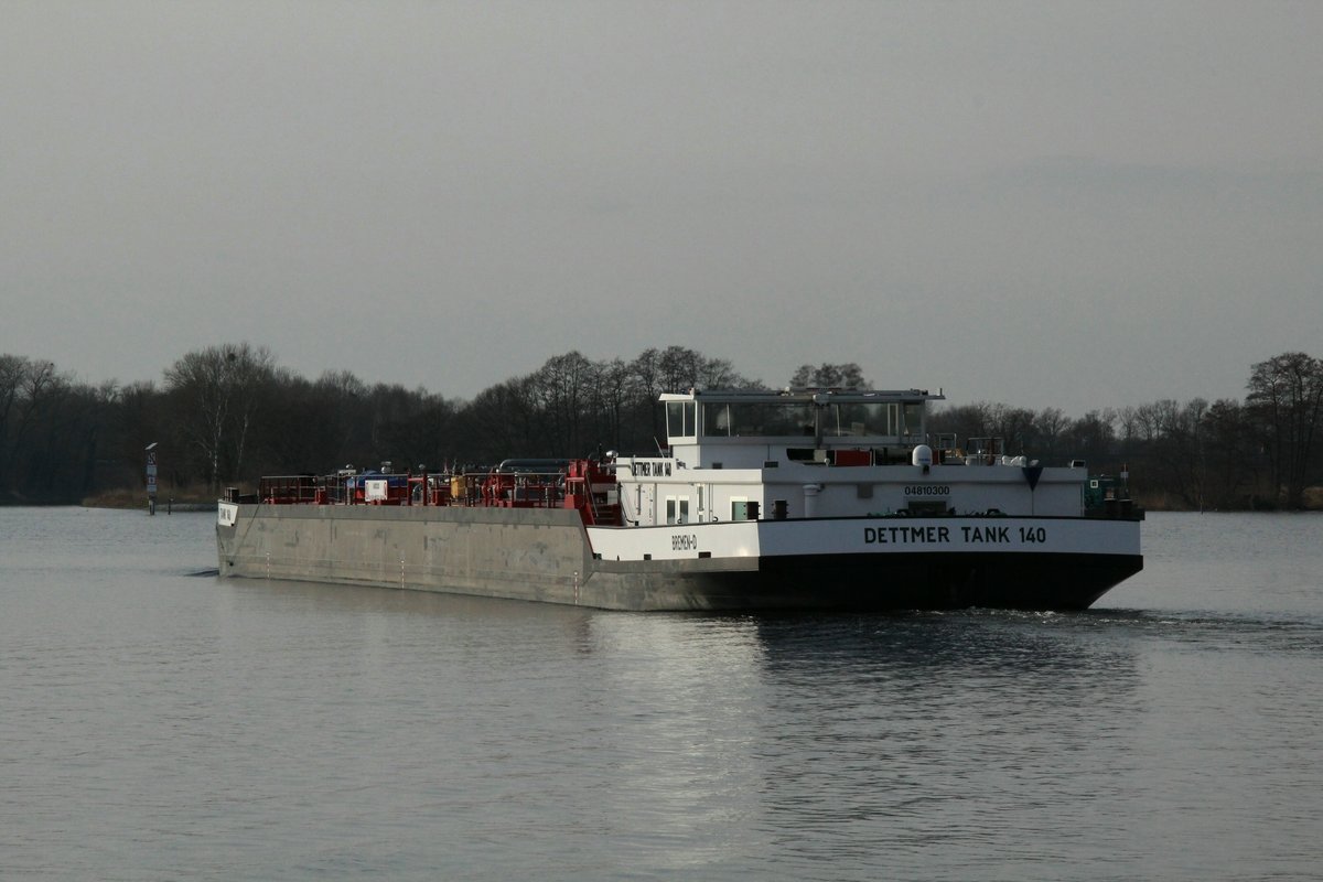 TMS Dettmer Tank 140 (04810300 , 86 x 11,45m) am 21.02.2018 im Schlänitzsee / Sacrow-Paretzer-Kanal / UHW auf Talfahrt.