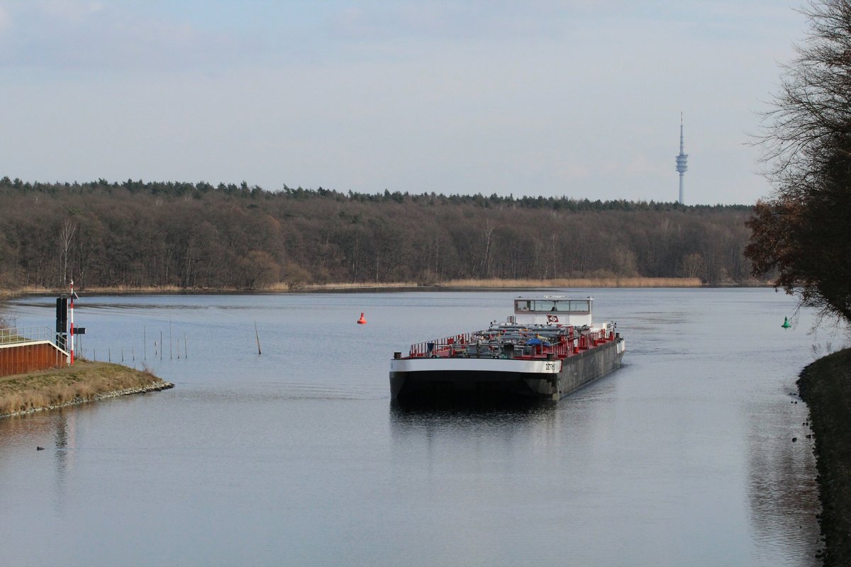 TMS Dettmer Tank 140 (04810300 , 86 x 11,45m) am 21.02.2018 aus dem Jungfernsee kommend am Großen Horn bei Neu-Fahrland. Das TMS fuhr im Sacrow-Paretzer-Kanal zu Tal Richtung Brandenburg/Havel. 