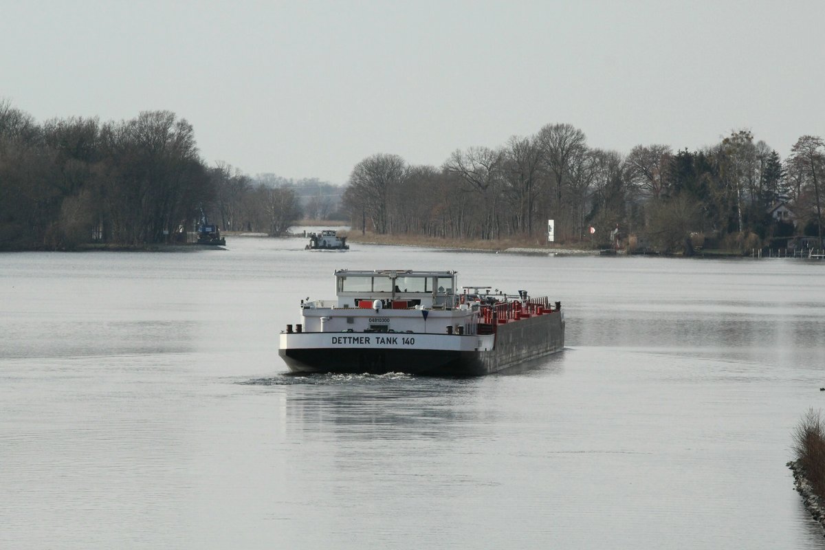 TMS Dettmer Tank 140 (04810300 , 86 x 11,45m) am 21.02.2018 im Weisser See / Sacrow-Paretzer-Kanal / UHW zu Tal Richtung Brandenburg/Havel.