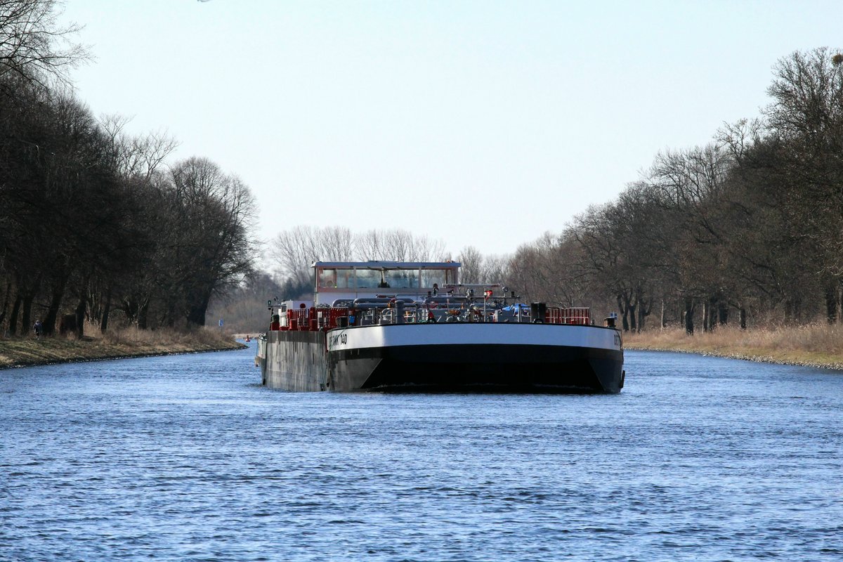 TMS Dettmer Tank 140 (04810300 , 86 x 11,45m) am 18.03.2018 im Sacrow-Paretzer-Kanal / UHW Höhe km 31 auf Bergfahrt nach Berlin.