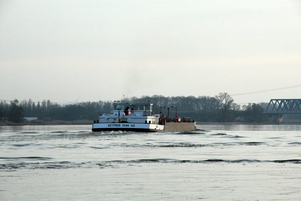 TMS Dettmer Tank 140 (04810300 , 86 x 11,45m) am 19.01.2019 auf Elbe-Bergfahrt zw. dem km 396 und der Eisenbahnbrücke bei Hämerten.