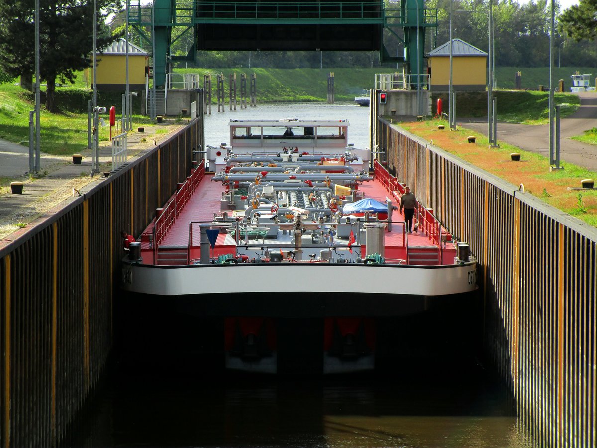 TMS Dettmer Tank 140 (04810300 , 86 x 11,45m) am 13.05.2019 , von der Elbe zu Tal gekommen , in der 12,20m breiten Kammer der Schleuse Niegripp. Ohne  Anzuecken  hat der SF das TMS  Eingefädelt  - hohe Fahrkunst.