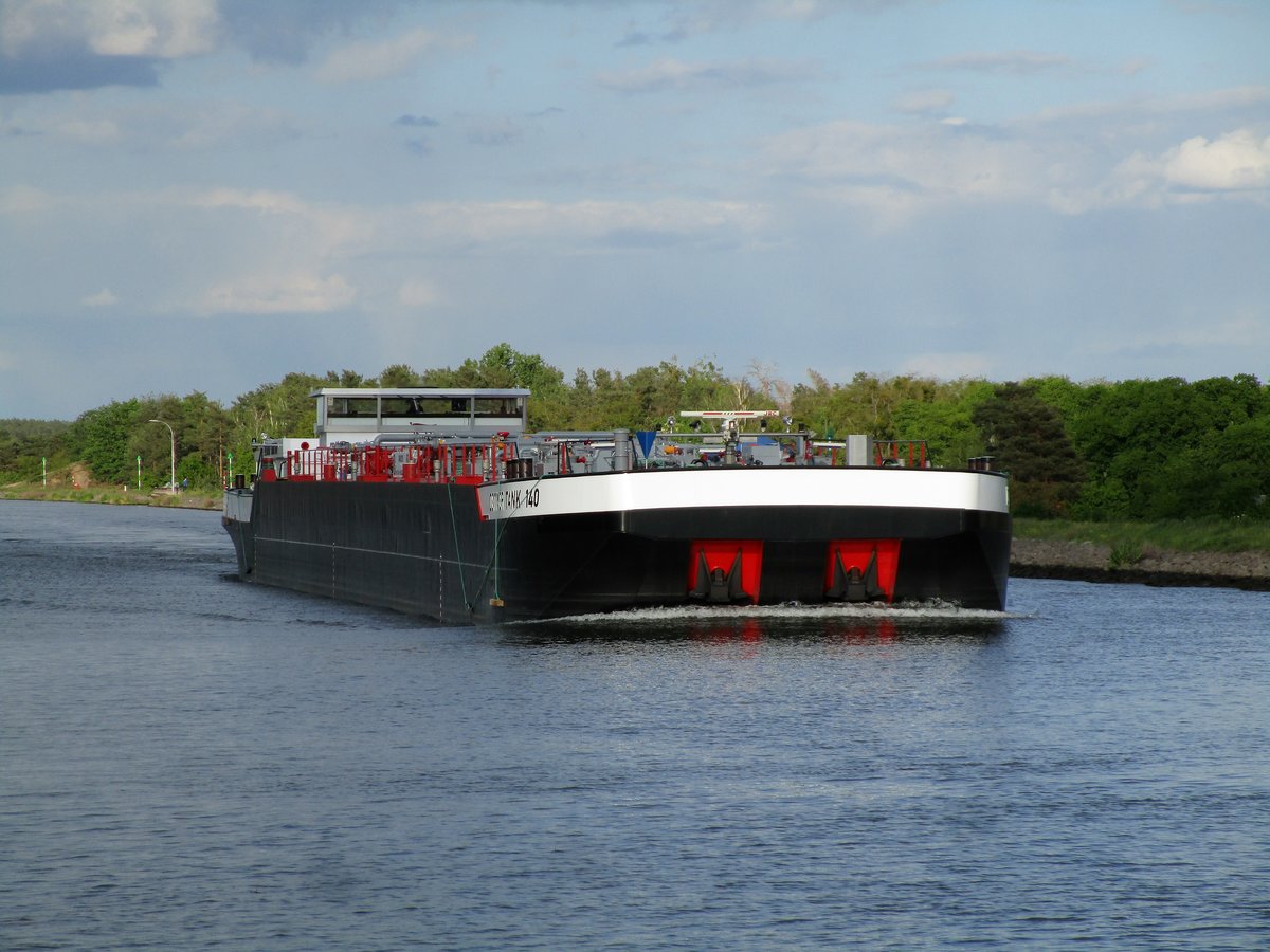 TMS Dettmer Tank 140 (04810300 , 86 x 11,45m) am 13.05.2019 im Mittellandkanal bei Hohenwarthe auf Talfahrt vor der Trogbrücke. Mit der neuen Kontrastreicheren Farbgebung im Bug-und Heckbereich ist das TMS Optisch sehr gut aufgewertet worden.