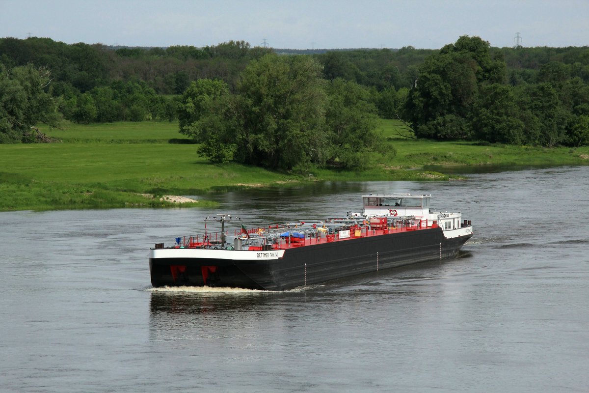 TMS Dettmer Tank 140 (04810300 , 86 x 11,45m) am 28.05.2019 auf der Elbe bei Glindenberg auf Bergfahrt.