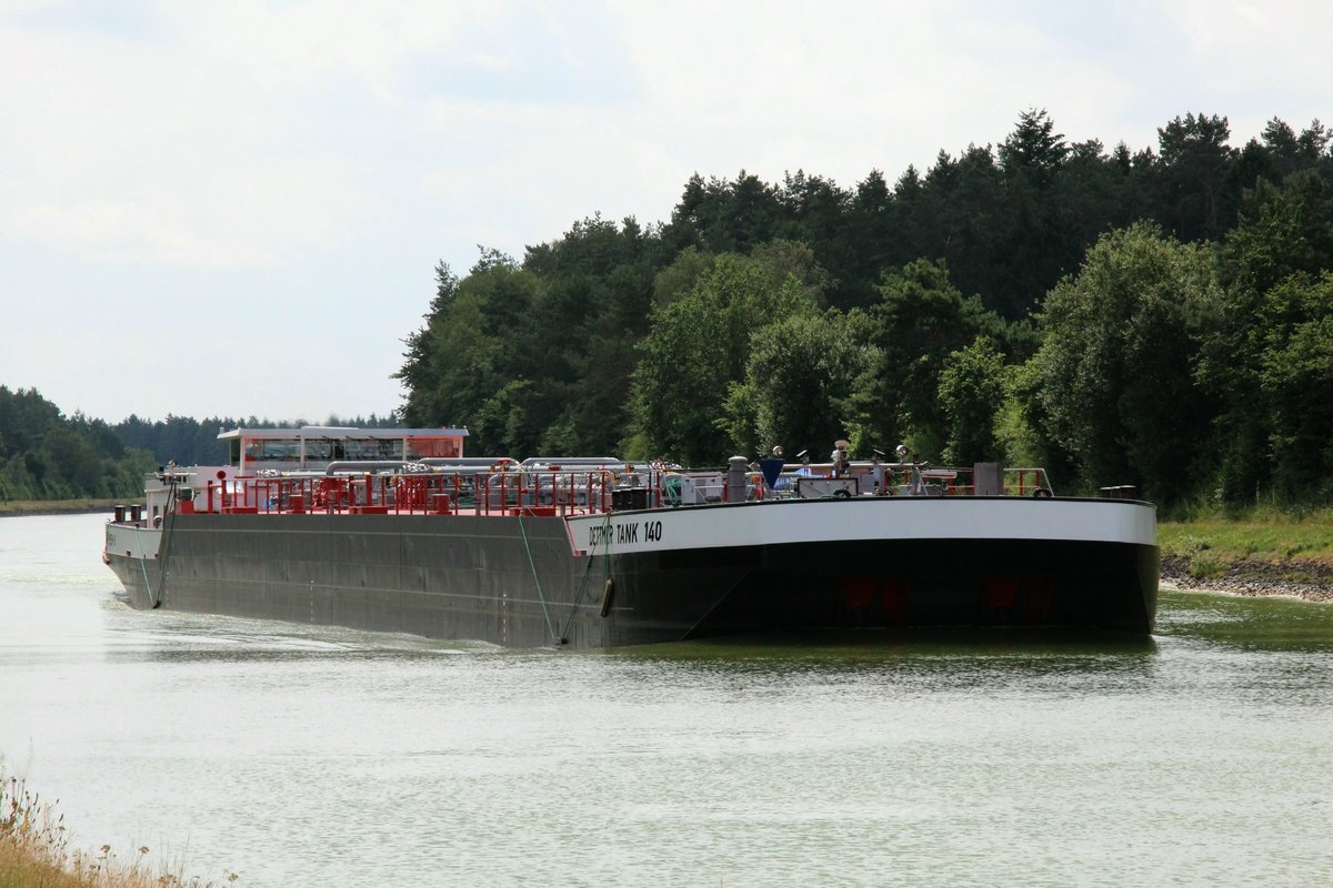 TMS Dettmer Tank 140 (04810300 , 86 x 11,45m) am 19.07.2019 im Elbe-Seitenkanal zw. Bad Bevensen und Lüneburg Höhe Altenmedingen auf Talfahrt.