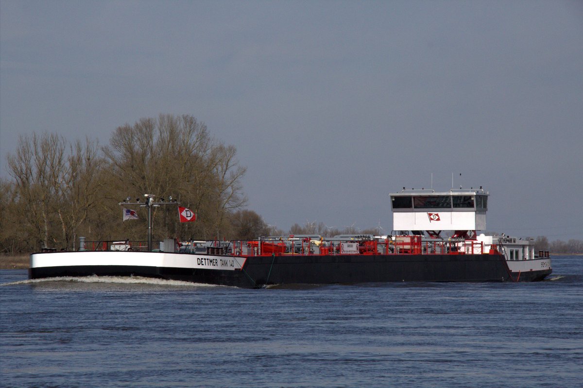 TMS Dettmer Tank 140 (04810300 , 86 x 11,45m) am 18.03.2020 zw. Niegripp und Glindenberg auf Elbe-Bergfahrt.