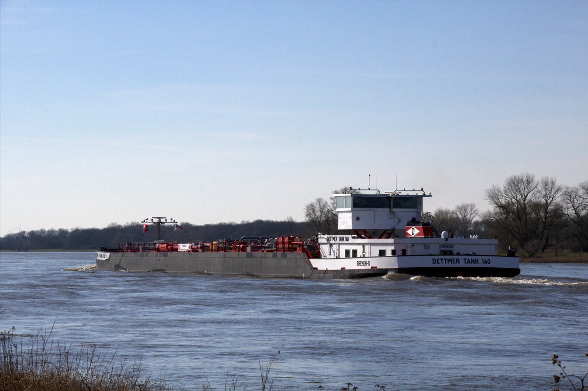 TMS Dettmer Tank 140 (04810300 , 86 x 11,45m) am 18.03.2020 auf der Elbe zw. Niegripp und Glindenberg am km 343 auf Bergfahrt. 