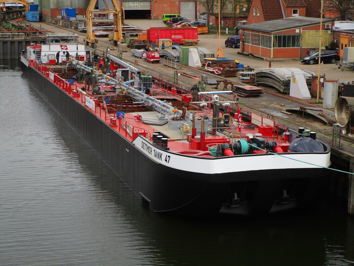 TMS DETTMER TANK 47 (04012440 , 86 x 9,50m) lag am 12.04.2023 bei der Hitzler Werft in Lauenburg / Elbe .
