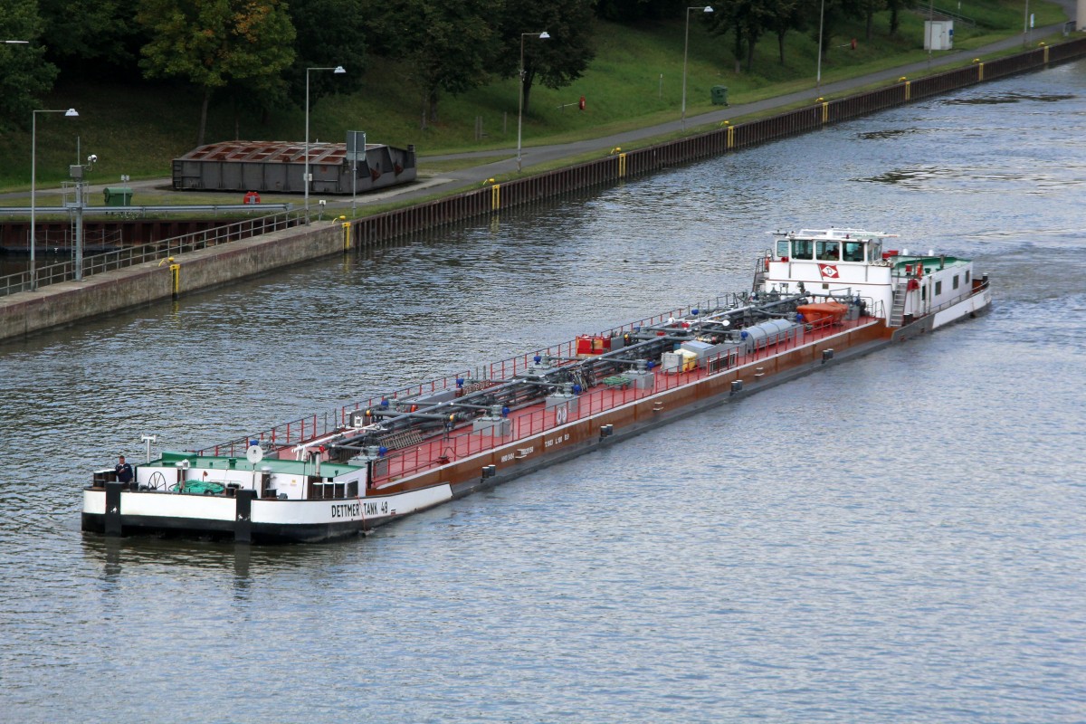 TMS Dettmer Tank 48 , 04025150 , 100 x 9m , fährt am 11.09.2014 vom Unterhafen der Schleuse Uelzen zur Bergschleusung in die Kammer Uelzen I ein.