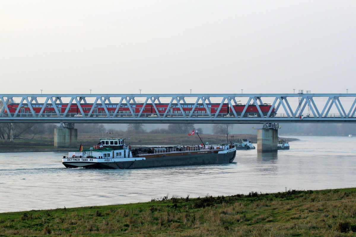 TMS Dettmer Tank 49 (04016480 , 80 x9m) am 27.11.2014 auf der Elbe zu Tal kurz vor der Eisenbahnbrücke Wittenberge. Über diese Eisenbahnbrücke verkehren u.a. Züge von Stendal über Hansestadt Seehausen (Altmark) n. Wittenberge u. umgekehrt. 