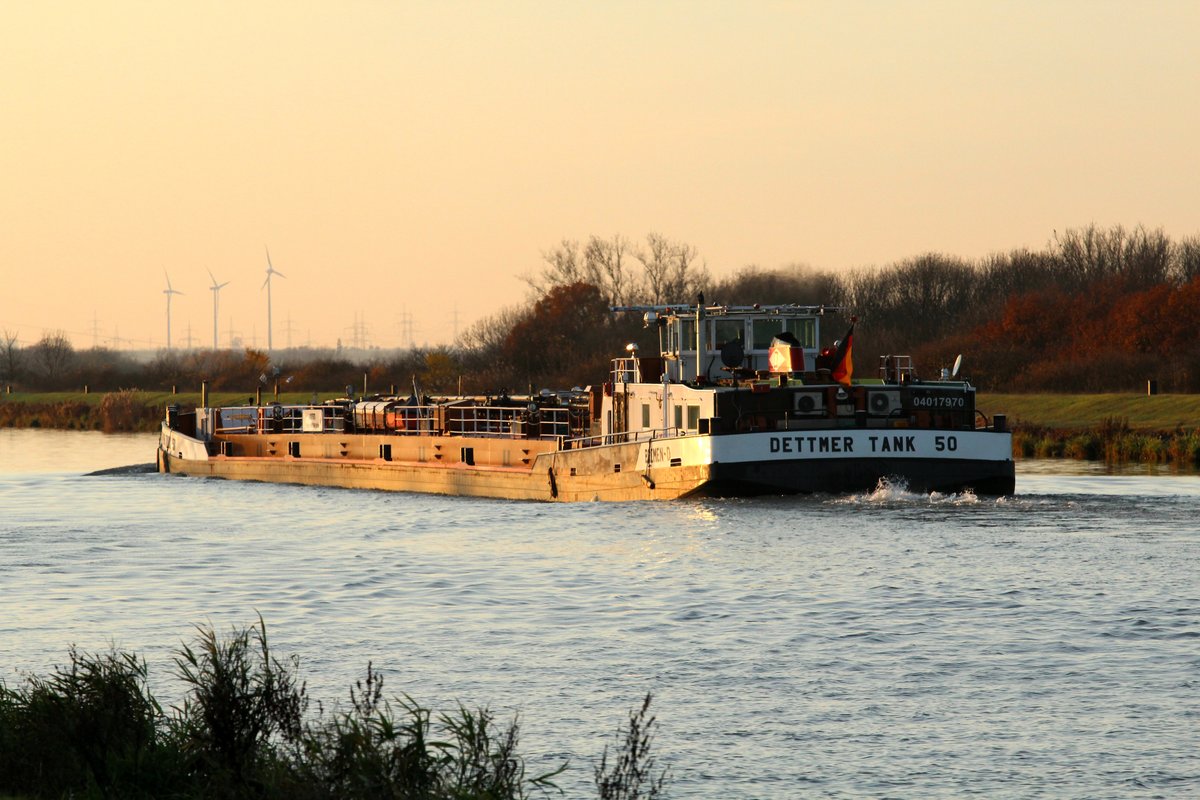 TMS Dettmer Tank 50 (04017970 , 100 x 9m) fuhr am 24.11.2016 im Mittellandkanal zw. km 319 u. 318 der untergehenden Sonne entgegen.  