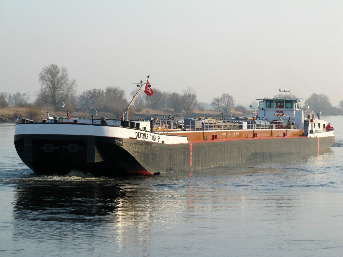 TMS Dettmer Tank 51 (04014550 , 85 x 9) kam am 14.03.2014 die Elbe zu Tal und legte zum Feierabend in Tangermünde an. 
