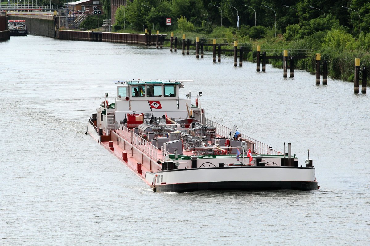 TMS Dettmer Tank 51 (04014550 , 85 x 9m) am 12.07.2016 nach dem Verlassen der Schleuse Wusterwitz im Elbe-Havel-Kanal zu Berg Richtung Brandenburg/Havel nach Berlin.