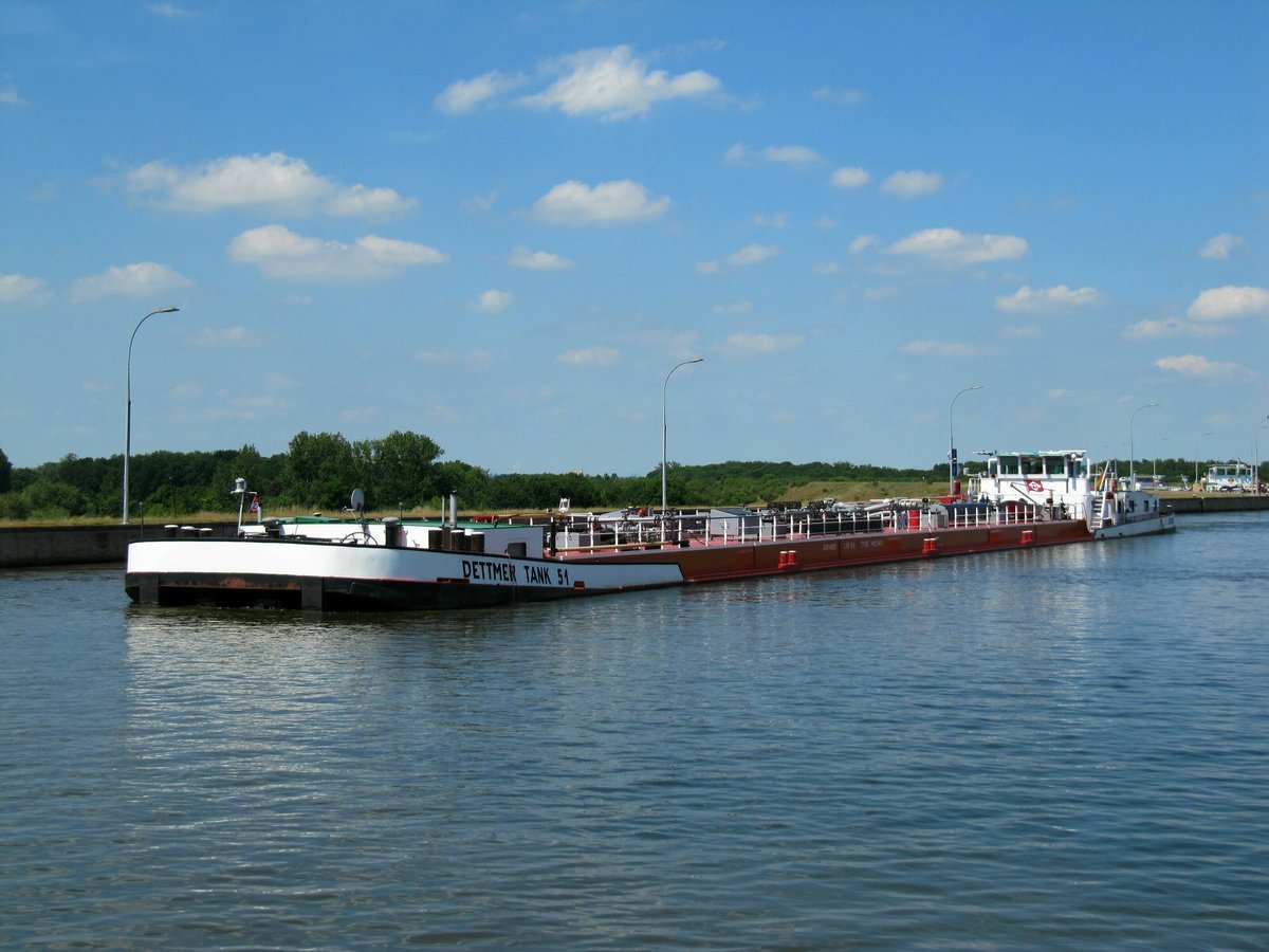 TMS Dettmer Tank 51 (04014550 , 85 x 9m) am 19.06.2017 im Oberwasser der Schleuse Rothensee. Das TMS lief zur Talschleusung in die Schleuse Richtung Magdeburger Häfen ein.