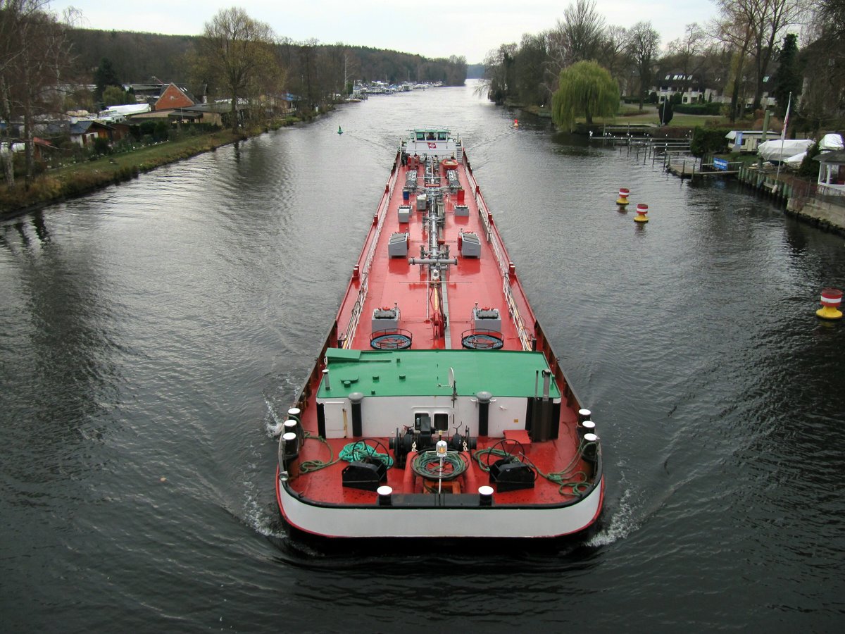 TMS Dettmer Tank 51 (04014550 , 85 x 9m) am 30.11.2018 auf der Havel in Berlin-Pichelswerder zu Berg unterhalb der Freybrücke.