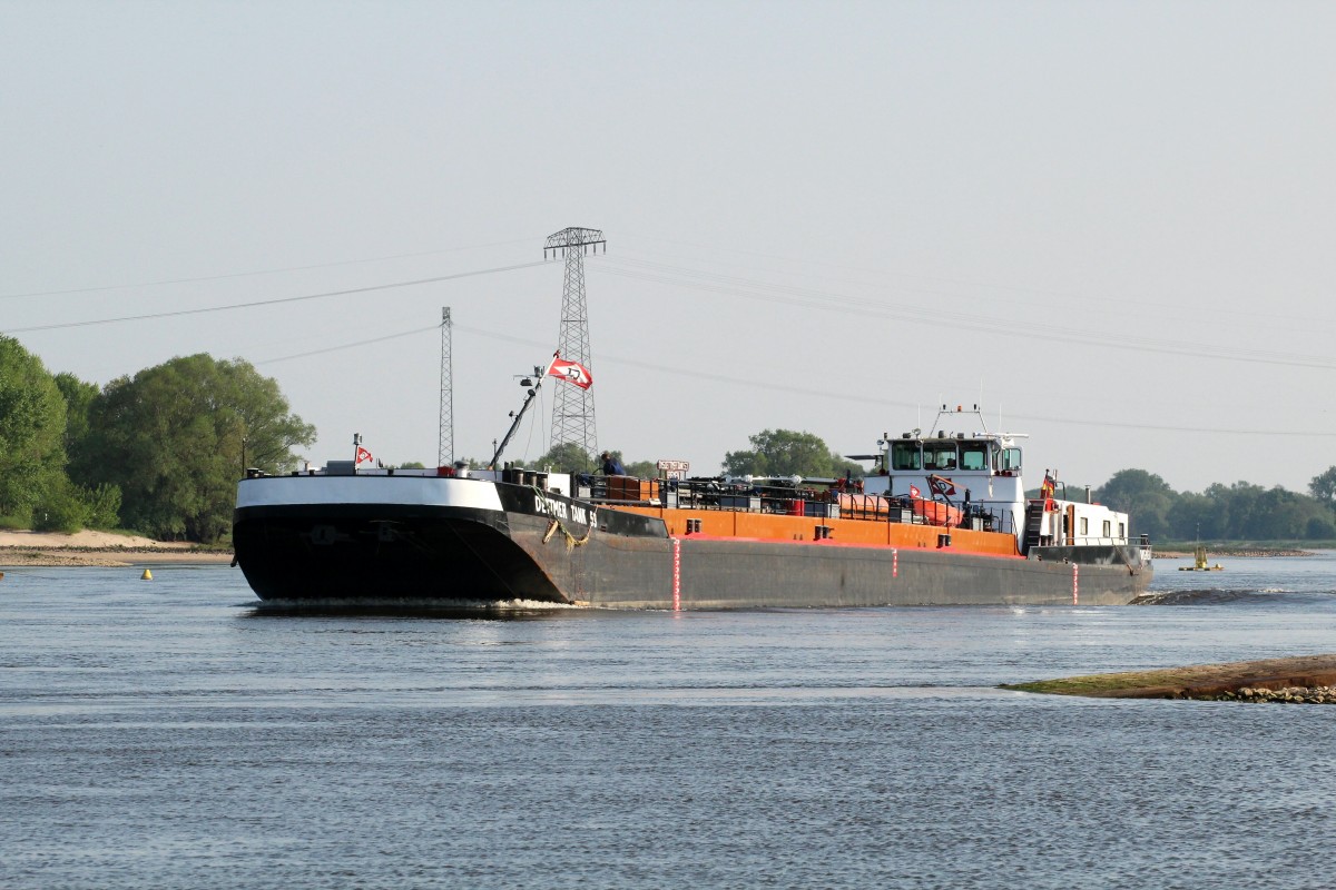 TMS Dettmer Tank 53 (04017280 , 80 x 9) am 25.04.2014 auf der Elbe zu Tal bei der Gierseilfähre Sandau. 