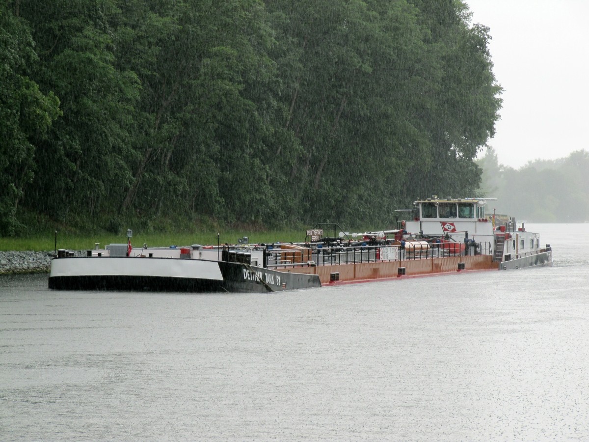 TMS Dettmer Tank 53 (04017280 , 80 x 9) fährt am 24.06.2014 im Sacrow-Paretzer-Kanal vom Weissen See kommend zu Berg. Bei strömendem Regen wird das TMS in wenigen Minuten die Nedlitzer Südbrücke unterqueren und nach Berlin-Spandau fahren.