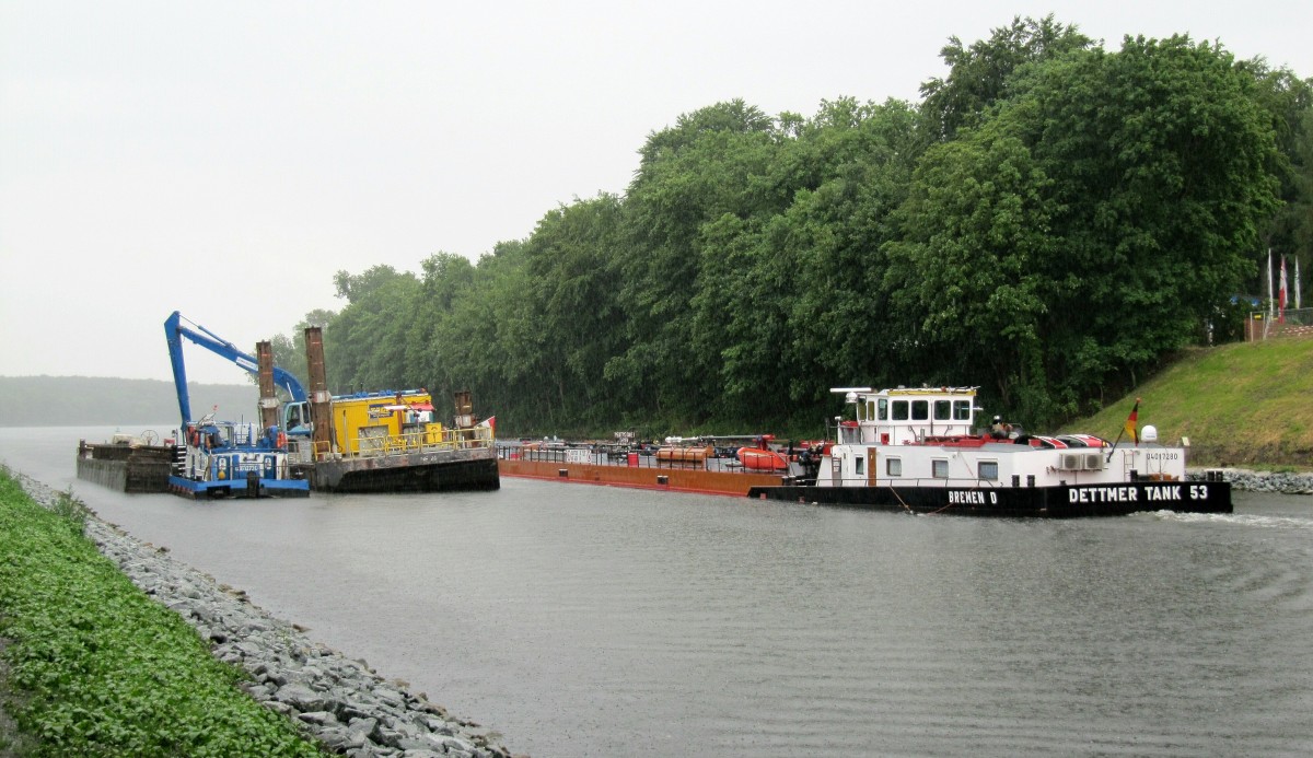 TMS Dettmer Tank 53 (04017280) passiert am 24.06.2014 bei strömendem Regen die Unterwasser-Auffüllarbeiten im Sacrow-Paretzer-Kanal zu Berg. 