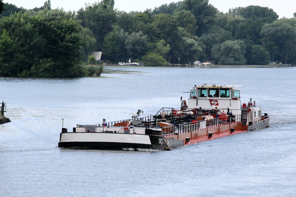 TMS DETTMER TANK 53 (04017280 , 80 x 9m) hatte vom 20.07.2016 zum 21.07.2016 an der Liegestelle im Weißer See / Sacrow-Paretzer-Kanal / UHW) übernachtet und fuhr dann zu Berg nach Berlin.