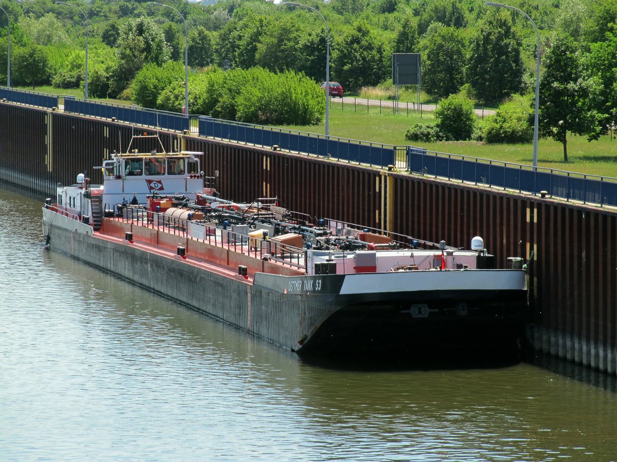 TMS Dettmer Tank 53 (04017280 , 80 x 9m) , einer der letzten 4  Einhüller  der Dettmer-Reederei am 19.06.2017 im Unterwasser der Schleuse Rothensee. Eine wahre Freude ist für mich das Motorengeräusch , das Klappern der Auspuffklappen beim Umschalten und im Leerlauf. Aber die Zeit läuft , meines Wissens nur noch bis Ende 2018. Dann hört man nur noch die leisen  Schnellläufer-Motoren  in den Doppelhüllern. 