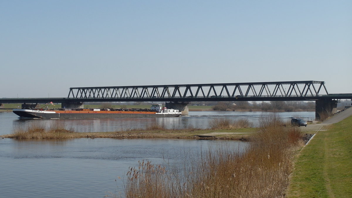 TMS DETTMER TANK 79 ENI 04012090 leer an der Elbe-Brücke Lauenburg Kurs Hamburg; 08.04.2018
