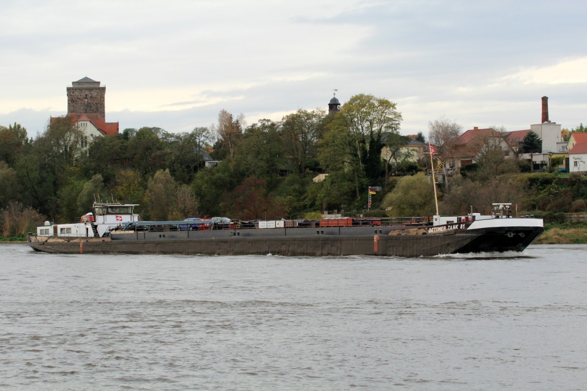 TMS Dettmer Tank 81 , 04010280 , 86 x 9m , am 03.11.2014 bei Rogätz auf der Elbe zu Tal.