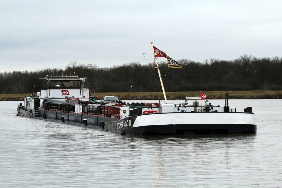 TMS Dettmer Tank 81 (04010280 , 86 x 9m) am 18.12.2014 am Abzweig des RVK (Rothenseer Verbindungskanal) vom MLK (Mittellandkanal). Das TMS fuhr zur Talschleusung in die Schleuse Rothensee ein. 