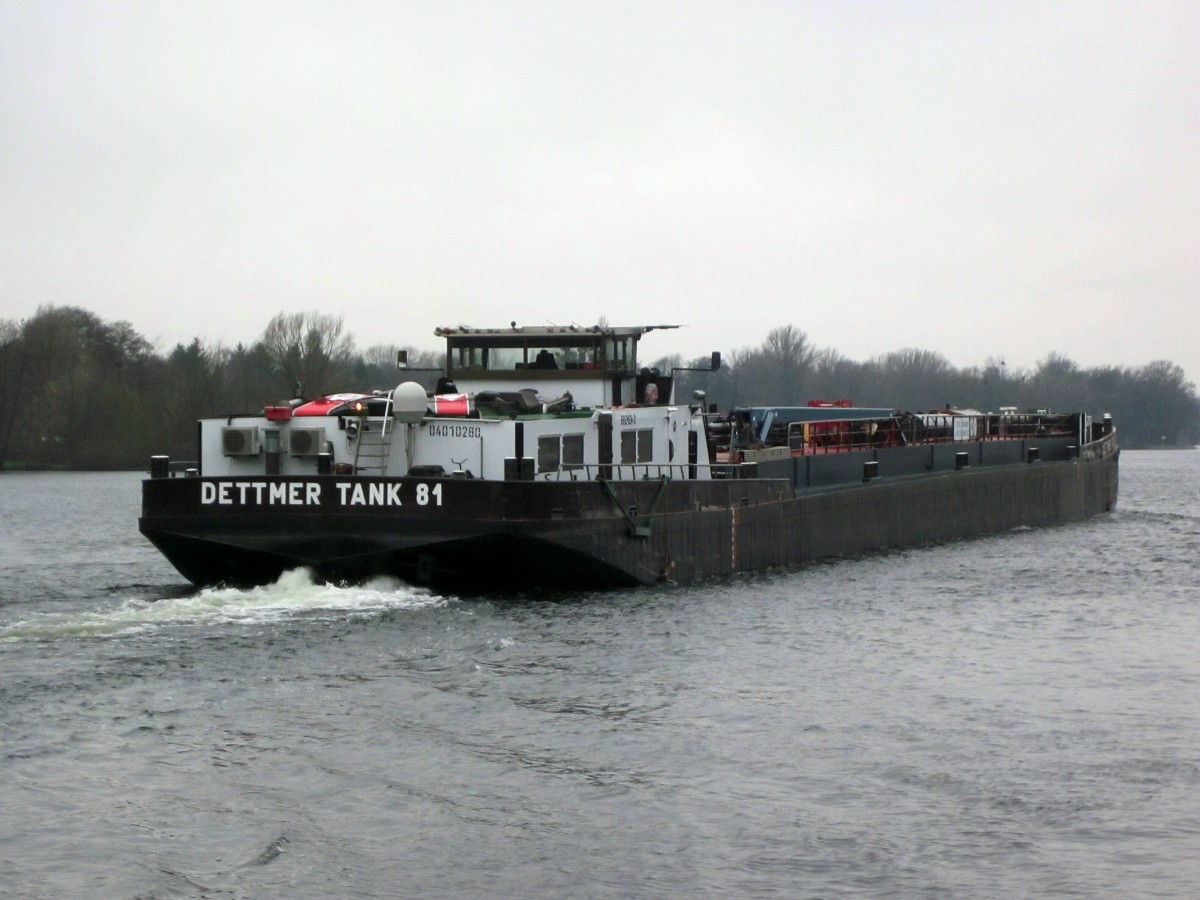 TMS Dettmer Tank 81 (04010280 , 86 x 9m) am 30.01.2015 im Weißer See / Sacrow-Paretzer Kanal zu Tal Richtung Brandenburg/Havel.