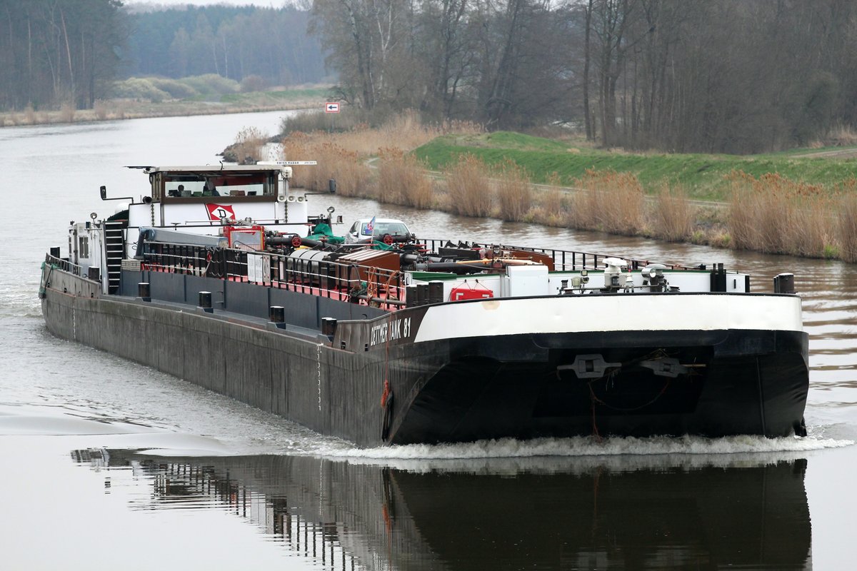 TMS Dettmer Tank 81 (04010280 , 86 x 9m) am 05.04.2016 im Elbe-Havel-Kanal bei Kader Schleuse. Dieser Abschnitt liegt zw. der Schleuse Wusterwitz und Genthin. Das TMS fuhr Richtung Westen.