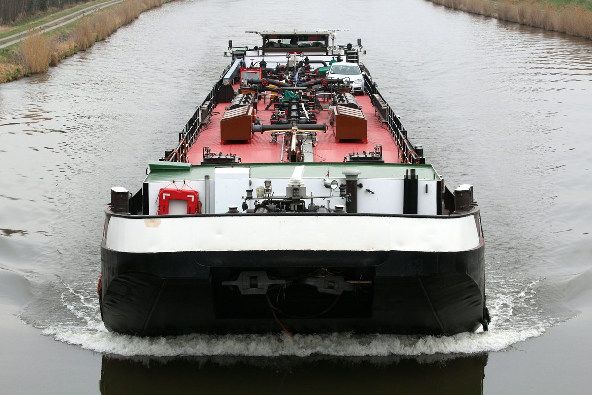 TMS Dettmer Tank 81 (04010280 , 86 x 9m) war am 05.04.2016 im Elbe-Havel-Kanal zw. Schleuse Wusterwitz und Genthin mit Fahrichtung Westen unterwegs.