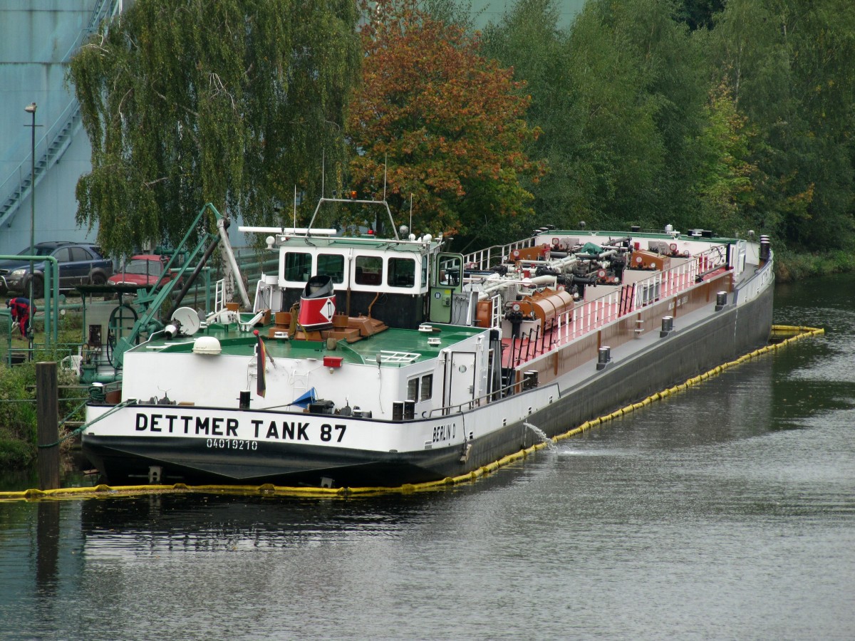 TMS Dettmer Tank 87 , 04019210 , 80 x 9m , löscht am 07.10.2014 seine Ladung an einem Tanklager in Berlin-Britz am Tempelhofer Weg.